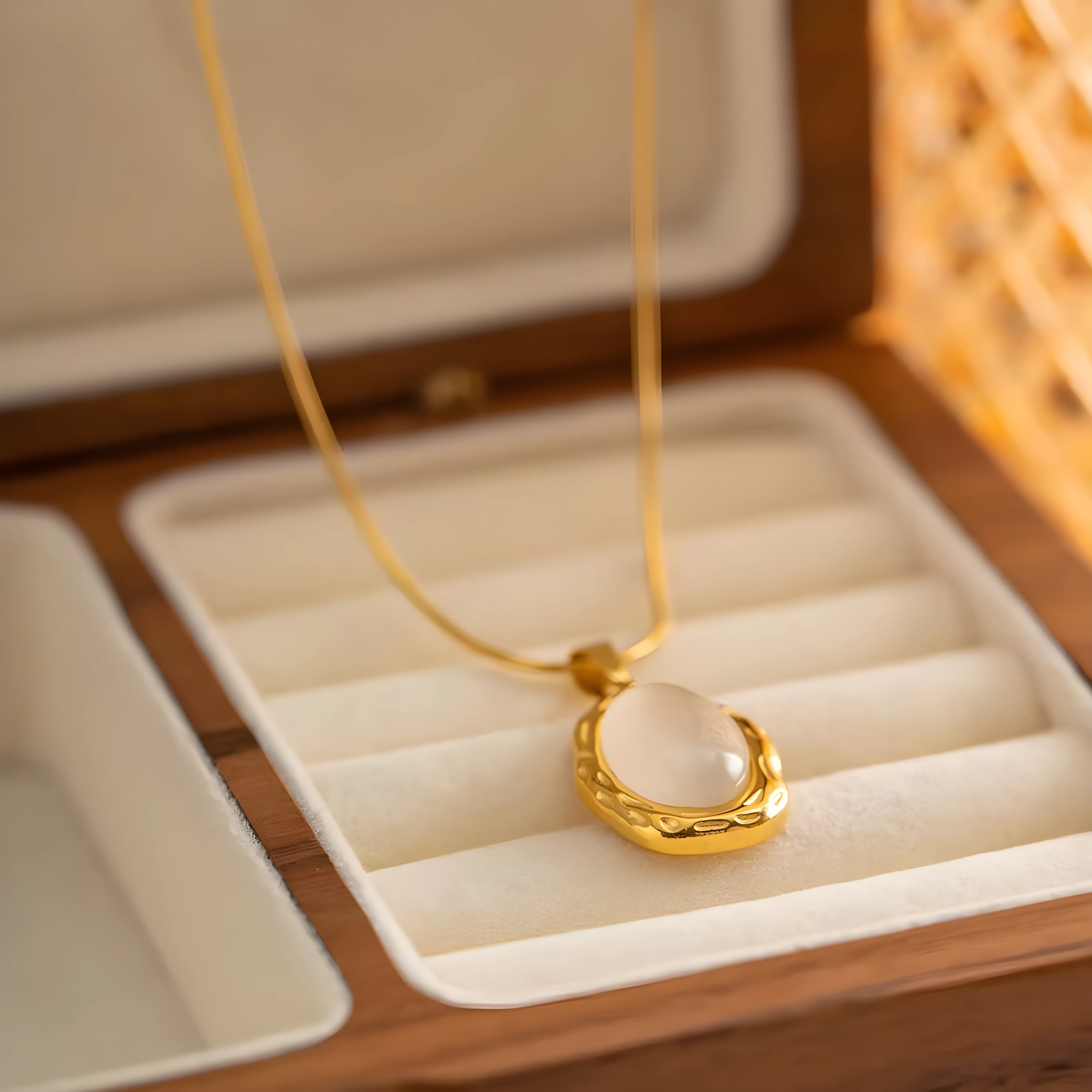 Maëlys – Vergulde organische hanger