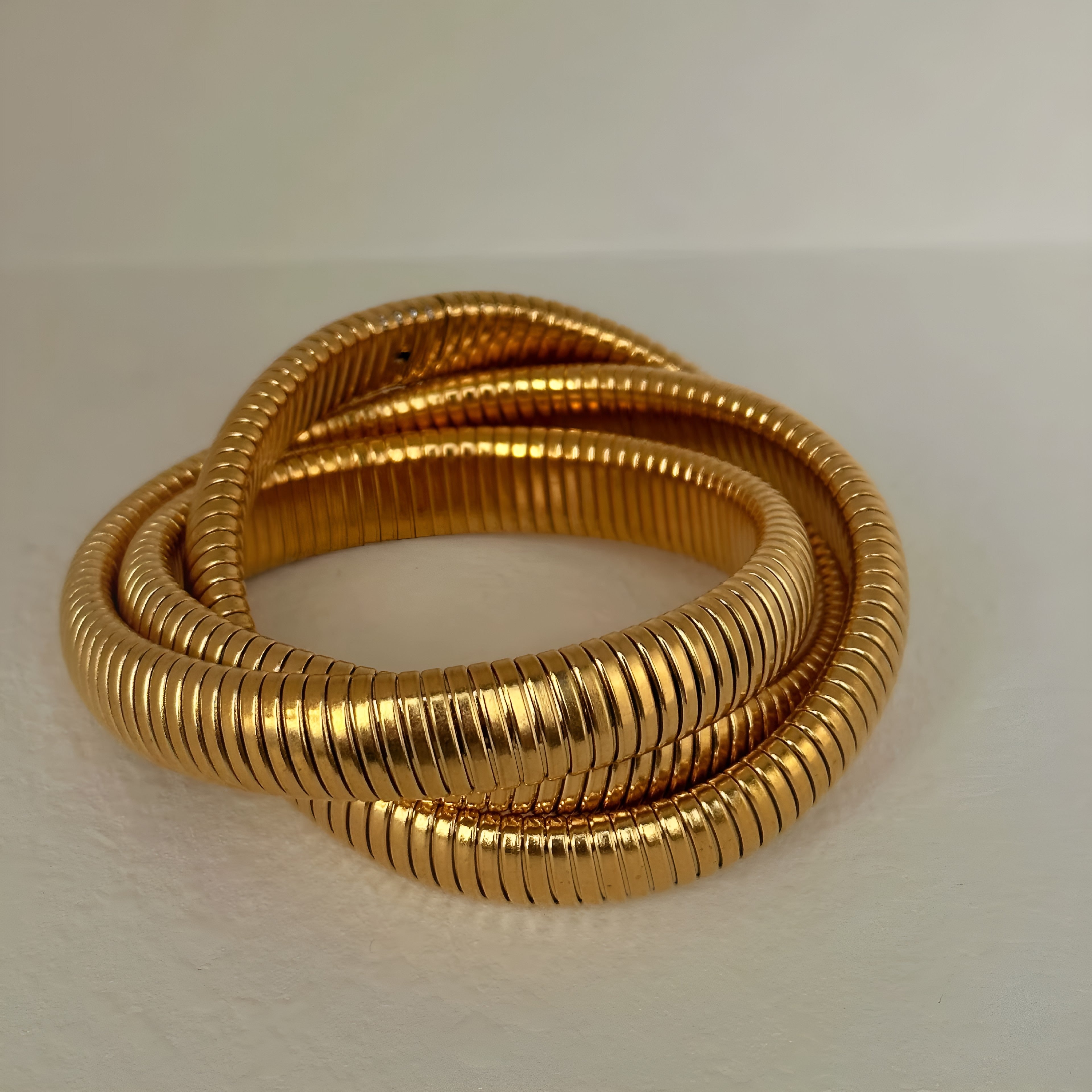 Violette – Gedraaide gouden statement armband